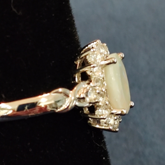 Natural Ethiopian White Opal Ring - Picture 3 of 10